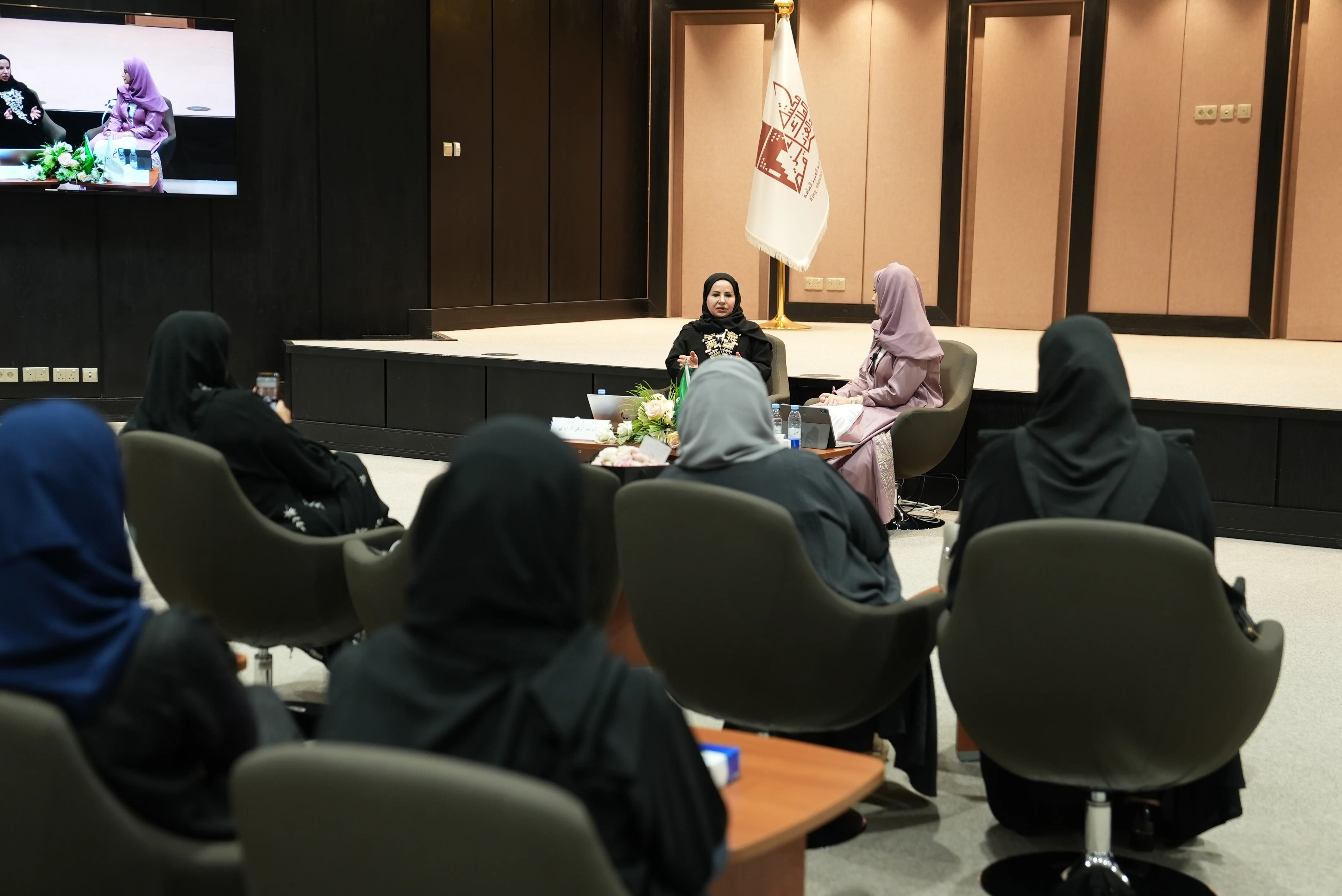 Afaq Salon holds 'Stations in Memory' at the Library