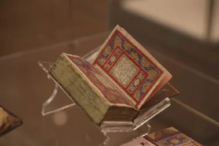مكتبة الملك عبدالعزيز العامة تقتني مصاحف نادرة تبرز الفنون الإسلامية وجمالياتها